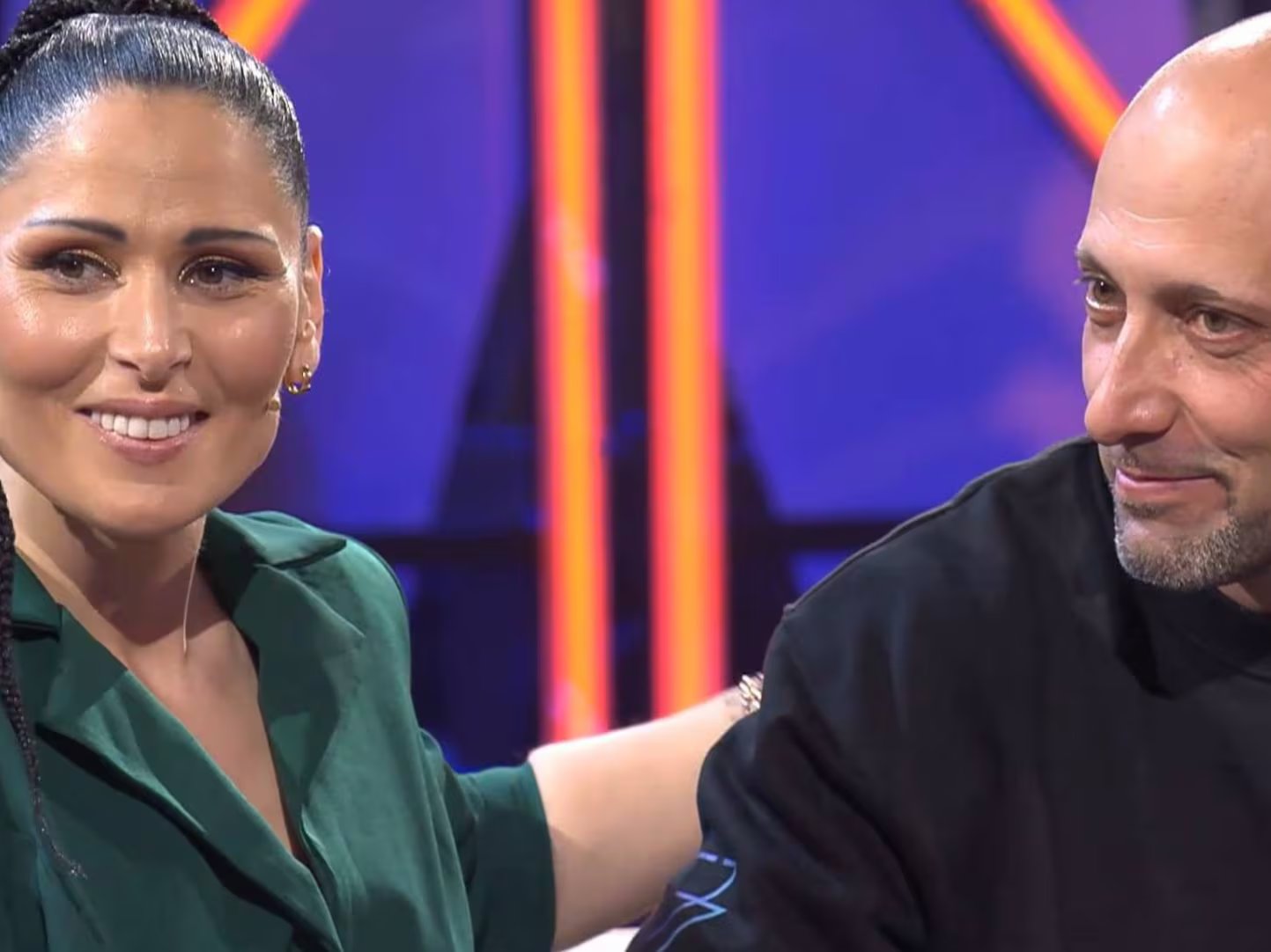Rosa López y su novio Iñaki en televisión. (Telecinco)