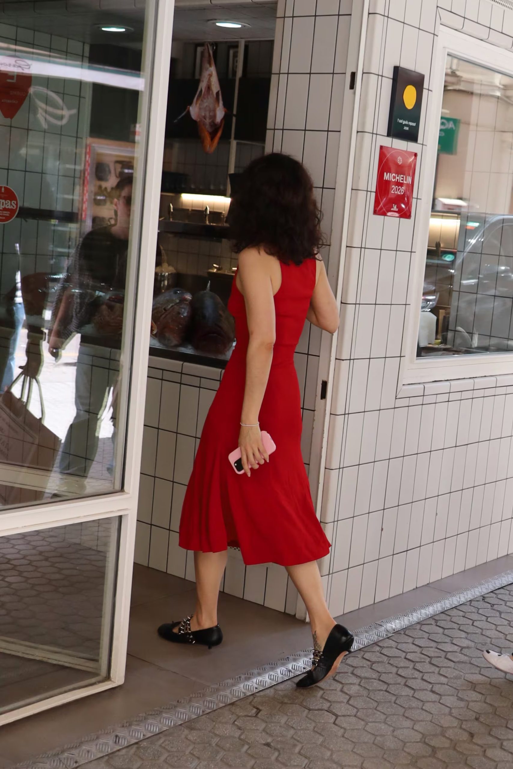 Rosalía se pasea por los restaurantes de Sevilla con nuevo look antes de su concierto (Europa Press)