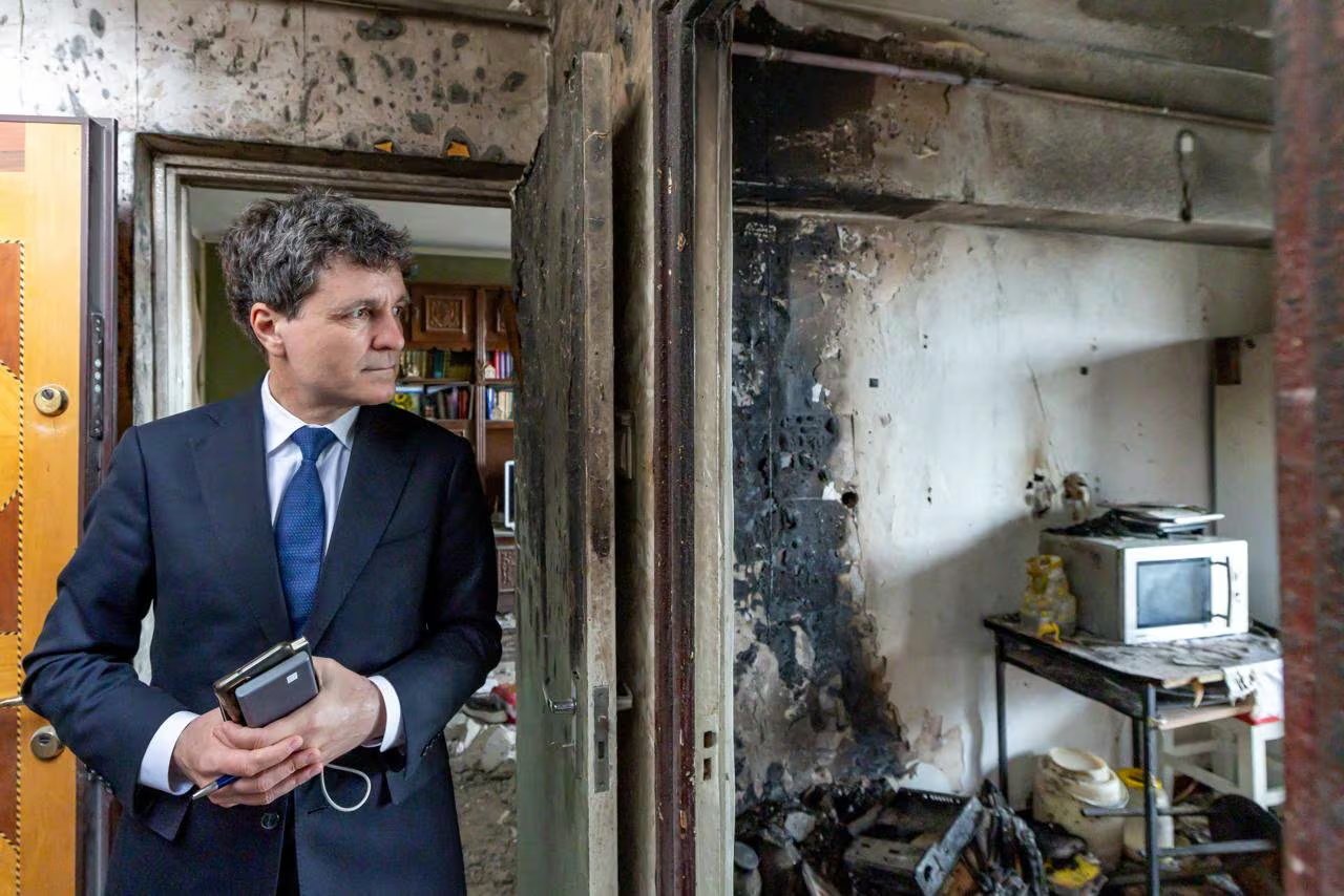 El presidente rumano Nicusor Dan recorre el edificio de Galati dañado por el dron ruso, el 29 de mayo. Este domingo confirmó que el aparato es un Geran-2 y declaró a Moscú 