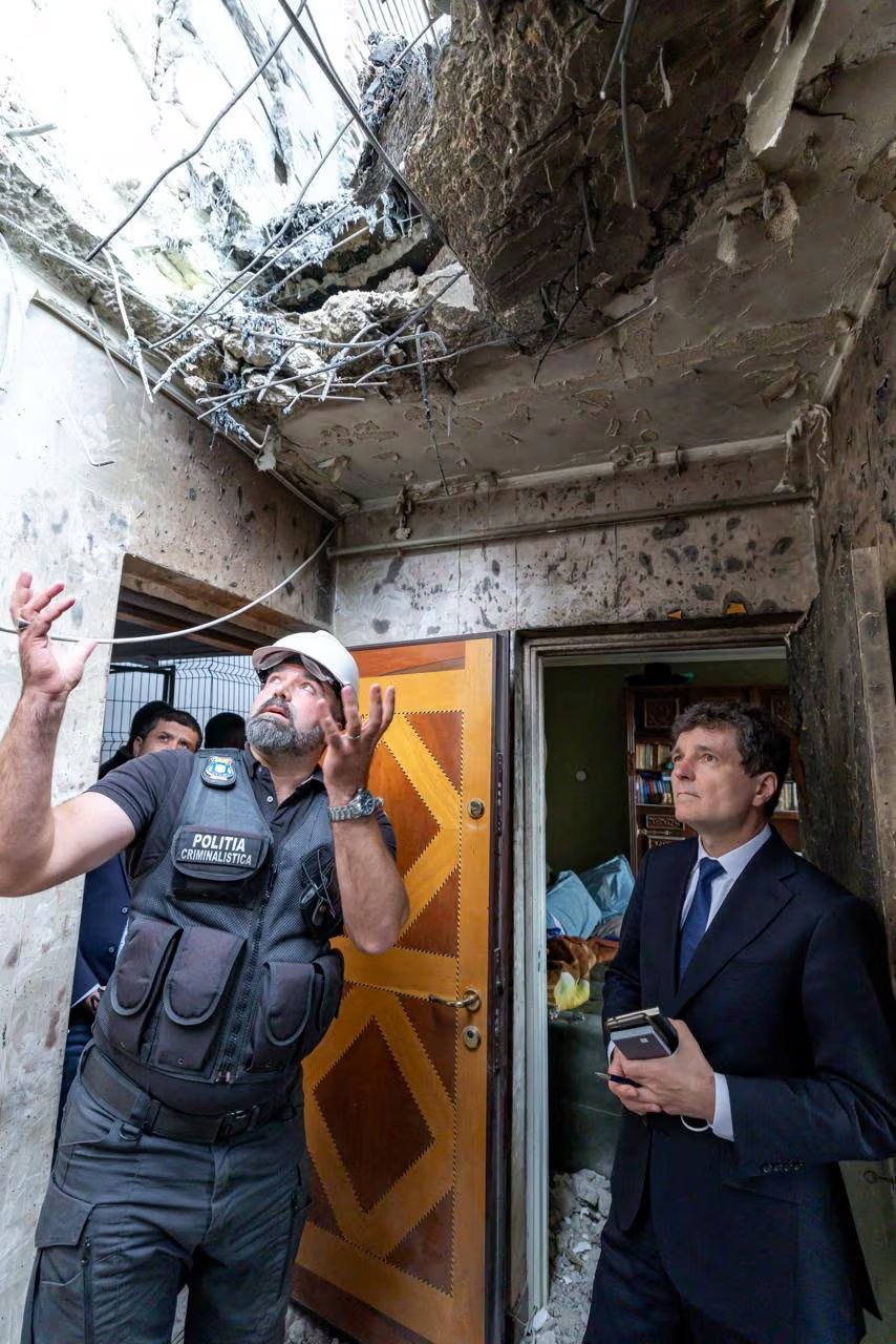 El presidente rumano Nicusor Dan inspecciona los daños en el edificio residencial de Galati impactado por el dron ruso, el 29 de mayo. Dan calificó el incidente como el más grave en territorio rumano desde el inicio de la guerra en 2022. (Reuters)

