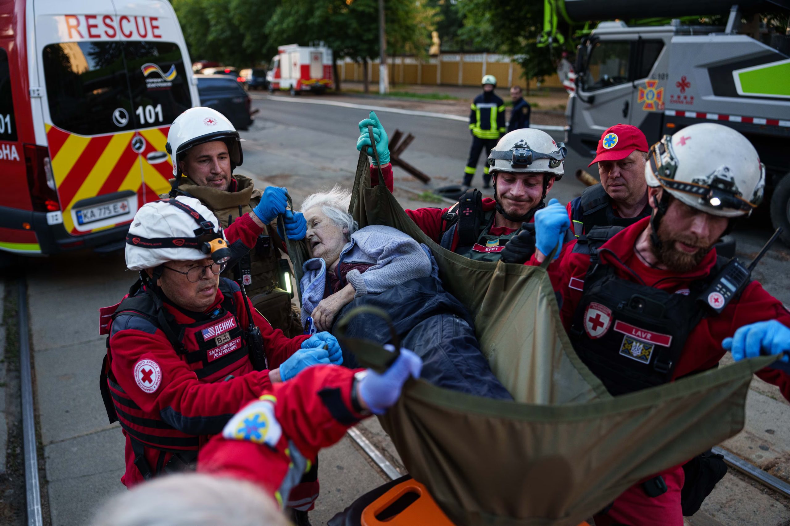 Voluntarios de la Cruz Roja trasladan a una mujer herida hacia una ambulancia en un barrio residencial de Kiev afectado por el bombardeo ruso del domingo, que dejó al menos 83 personas heridas en la capital ucraniana. (AP Photo/Evgeniy Maloletka)