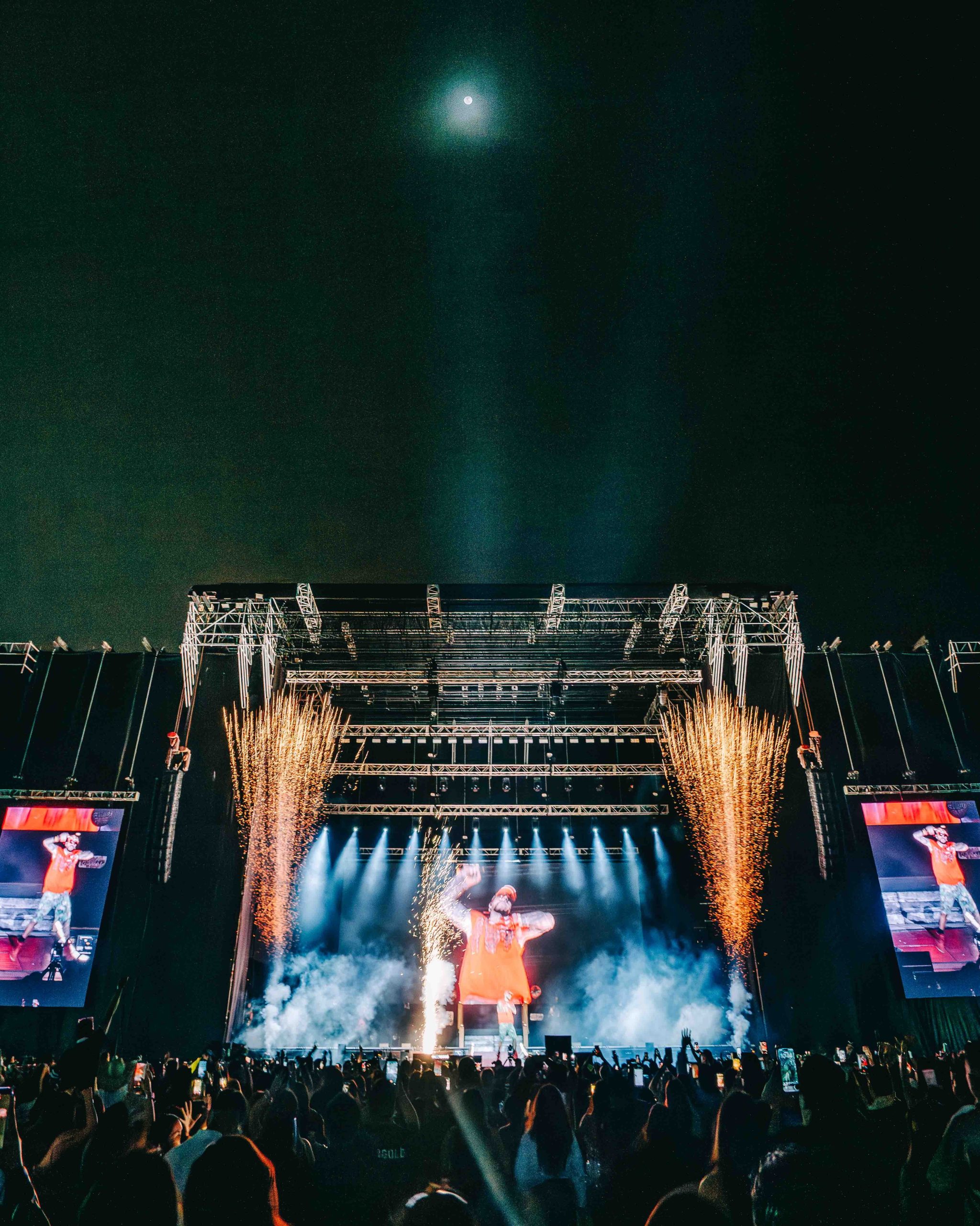 El artista urbano Ryan Castro ofrece un vibrante espectáculo en Perú, agradeciendo el inmenso amor y cariño de sus fans en una noche llena de pirotecnia y luces. (Raúl Umeres )