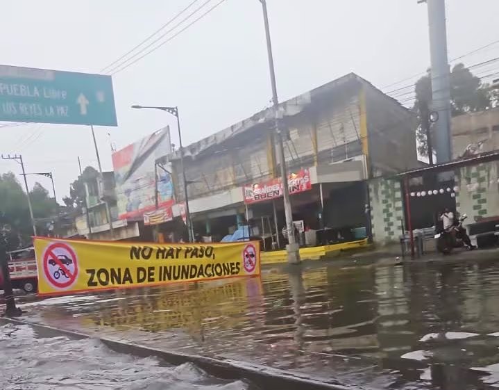 Las fuertes lluvias del 12 de mayo provocaron inundaciones en la capital, donde un cartel amarillo advierte