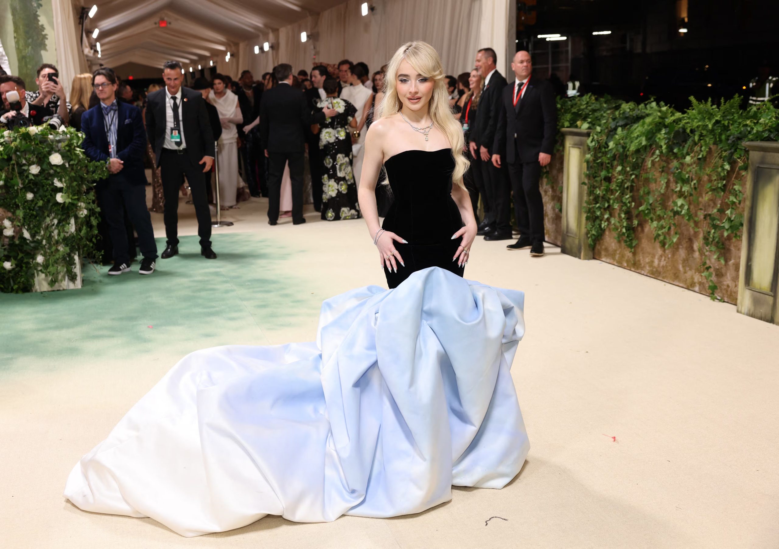 Vestido de terciopelo negro y falda voluminosa azul claro (REUTERS/Andrew Kelly)