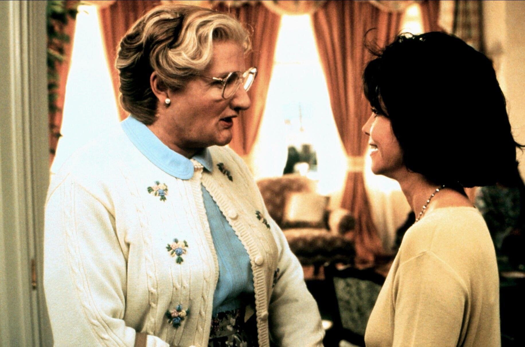 Sally Field regresó al set y le contó a Robin Williams que su padre falleció. (Cinematic)