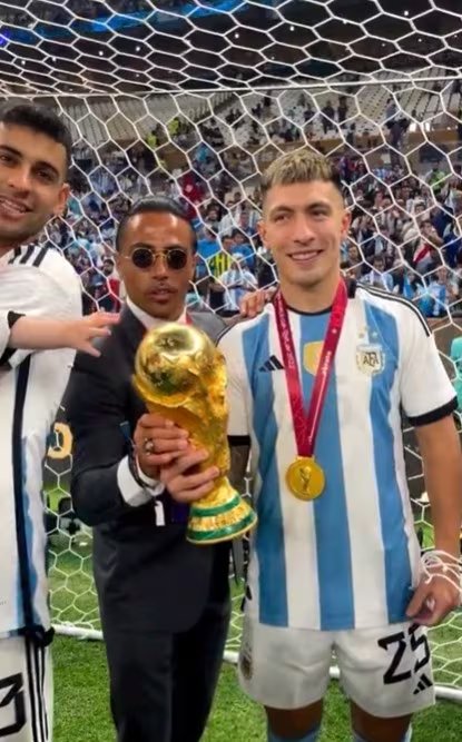 Salt Bae se volvió polémico al tocar la copa del mundo durante los festejos de Argentina.
