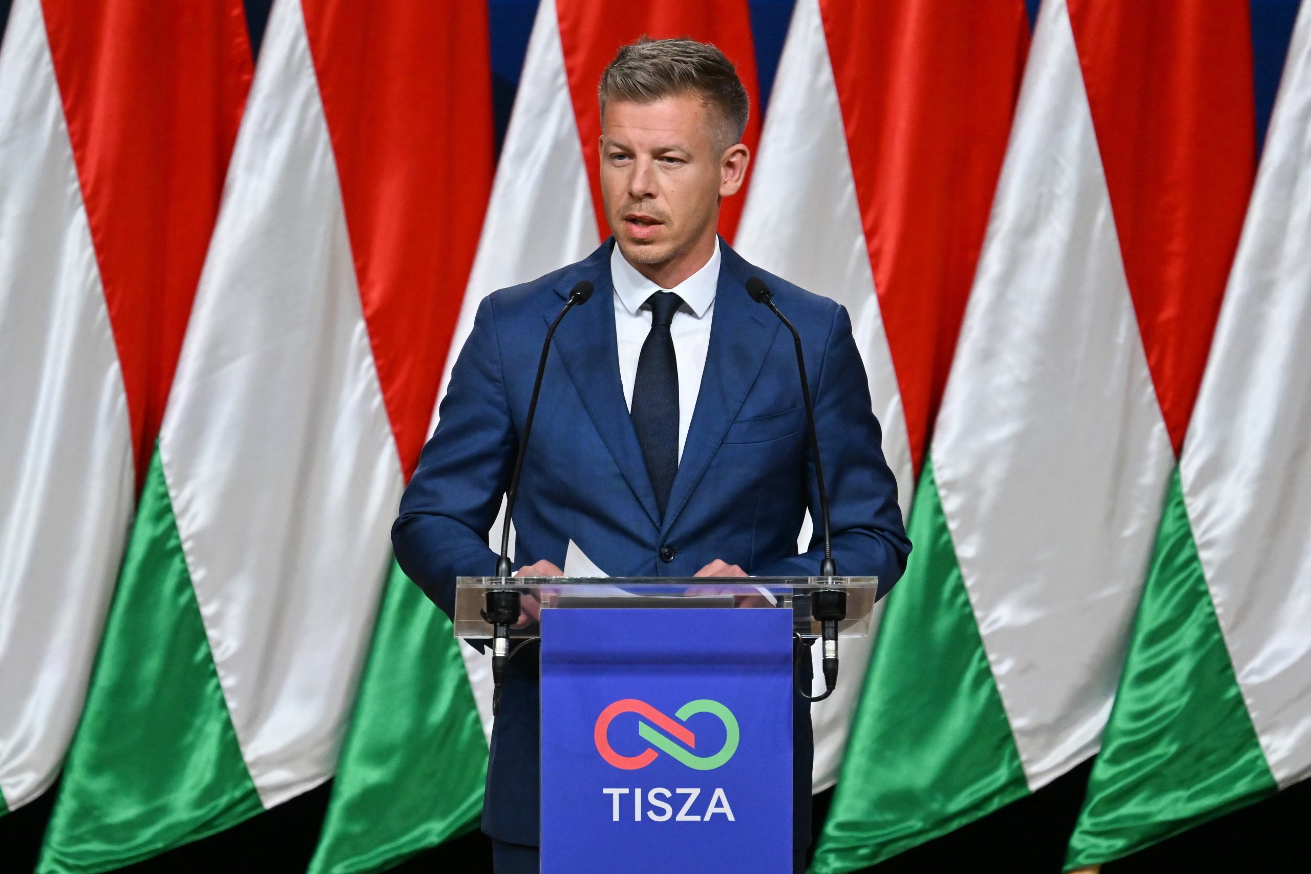 El líder y candidato a primer ministro del partido opositor húngaro Tisza, Peter Magyar, durante una conferencia de prensa en Budapest, Hungría, este lunes 13 de abril de 2026. El partido Tisza ganó las elecciones parlamentarias de Hungría al obtener dos tercios de los votos el 12 de abril. (Elecciones, Hungría) EFE/EPA/TIBOR ILLYES HUNGARY OUT
