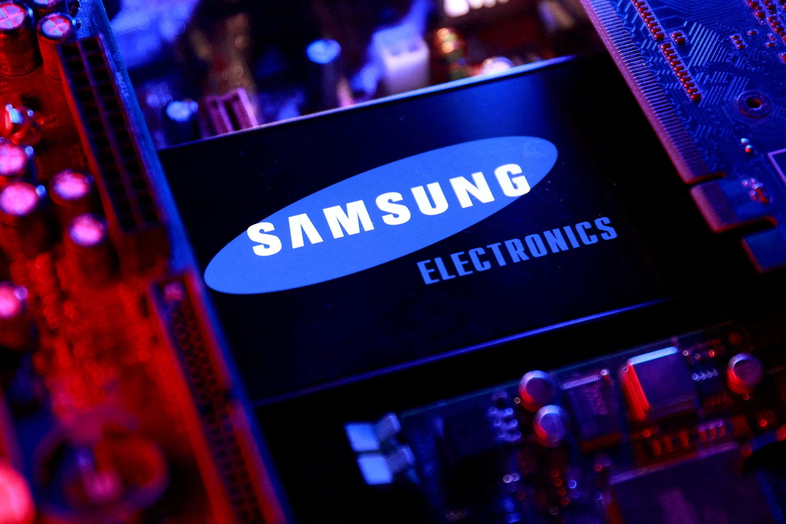 La respuesta de Samsung destaca su disposición a alcanzar una resolución constructiva con el equipo legal de Dua Lipa (REUTERS/Dado Ruvic)