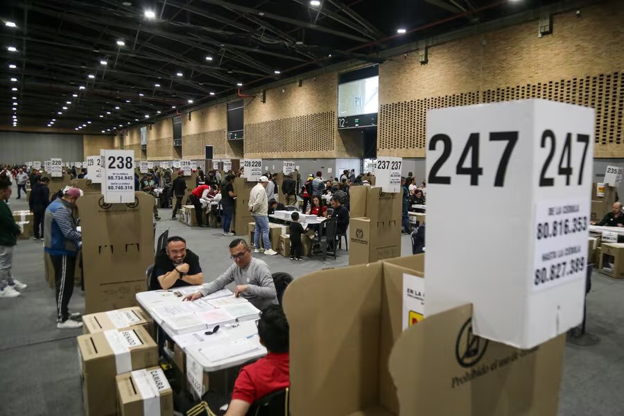 Las largas filas registradas en algunos puntos de votación en Estados Unidos obedecen a picos de afluencia y no a fallas estructurales del proceso electoral - crédito Colprensa