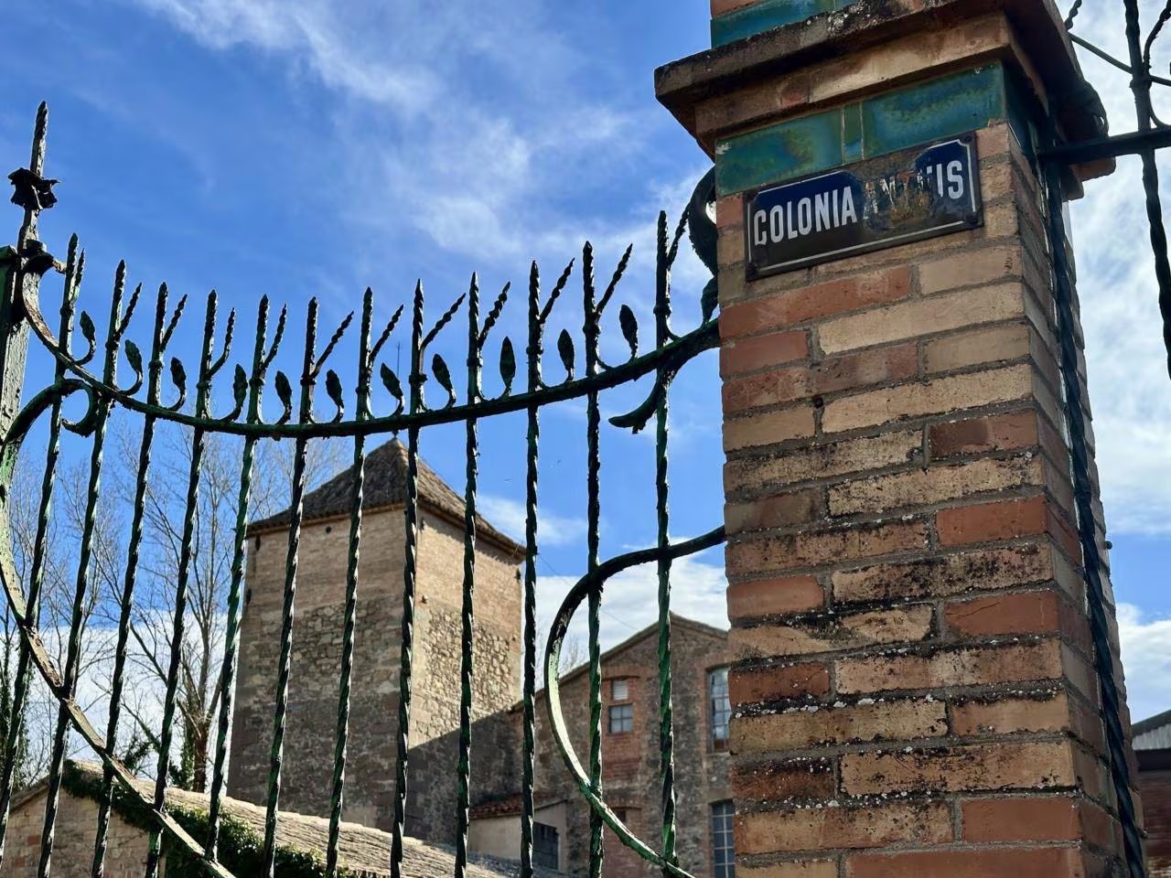 Una señal al lado de la entrada de la Colonia Antius, en Bages (Barcelona). (LM Finques)