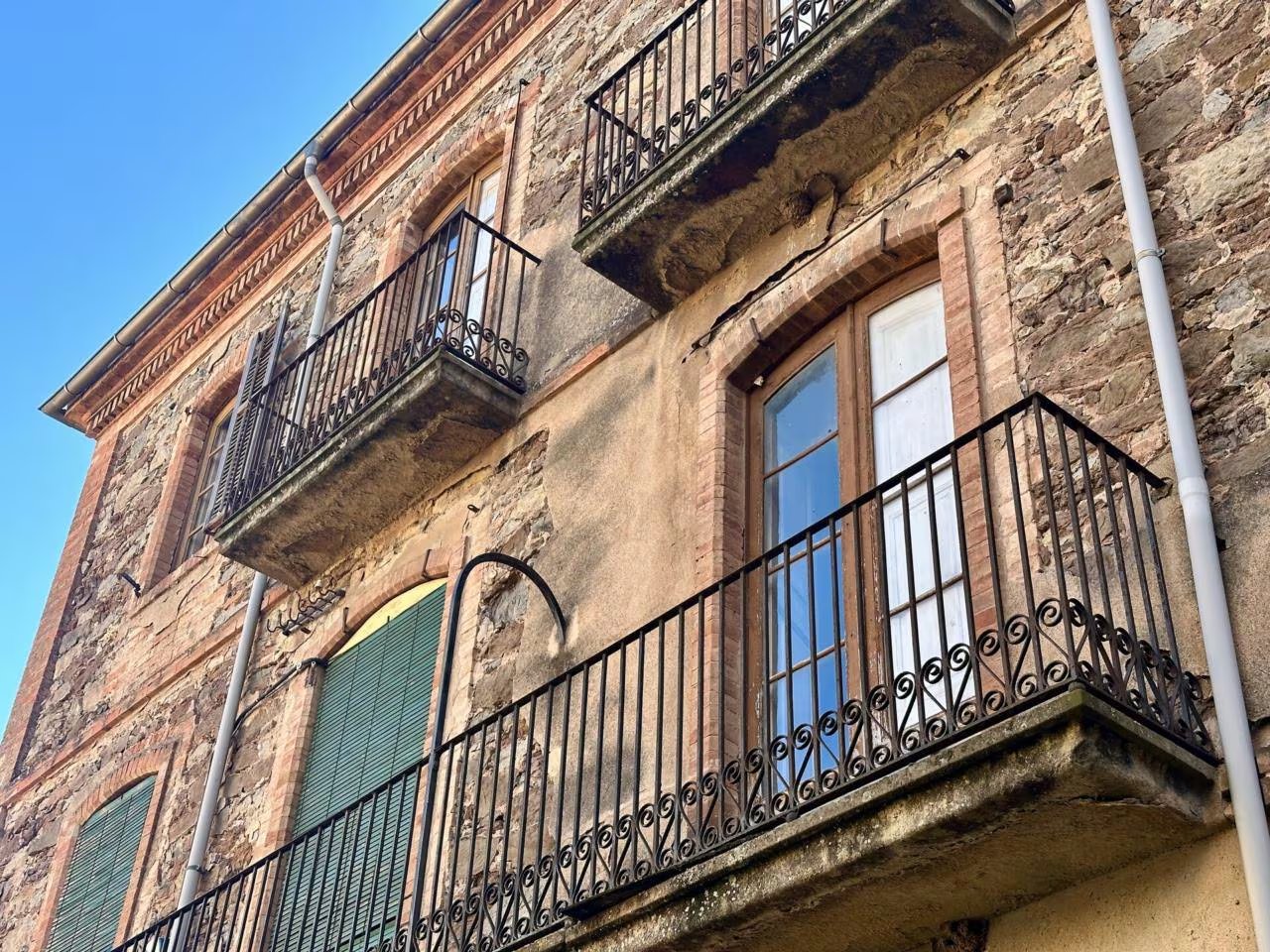 La fachada de una de las viviendas en la Colonia Antius, en Bages (Barcelona). (LM Finques)
