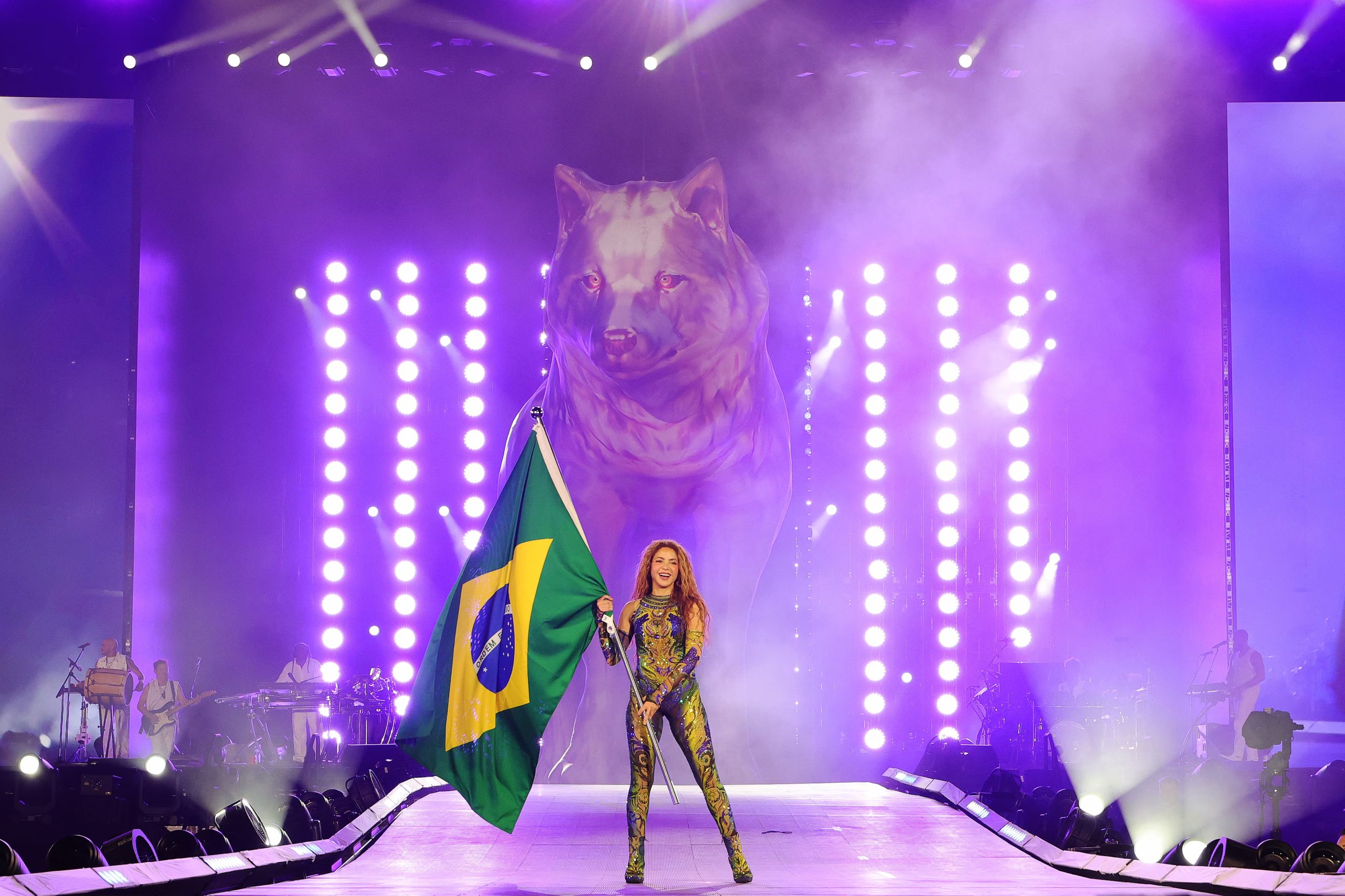 La colombiana sorprendió con un repertorio de dos horas en el imponente escenario adaptado en Copacabana - crédito Kevin Mazur / Getty Images for Shakira