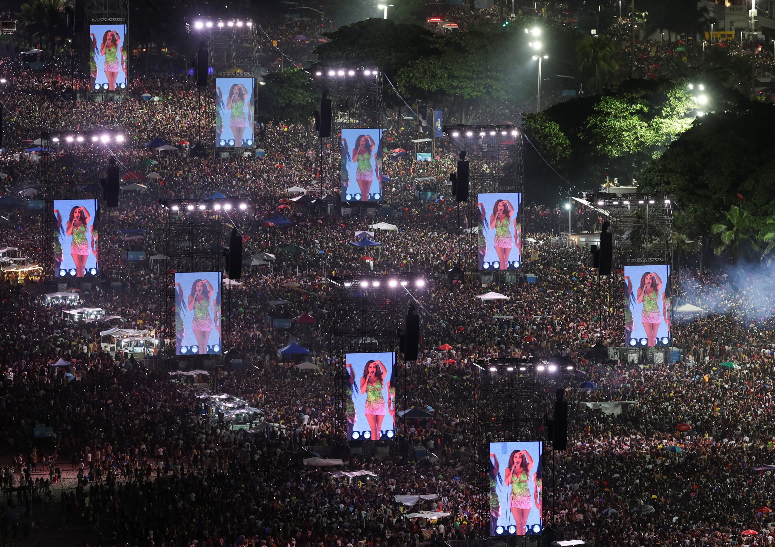 People attend Shakira's open concert at Copacabana beach in Rio de Janeiro, Brazil, May 2, 2026. REUTERS/Pilar Oliver