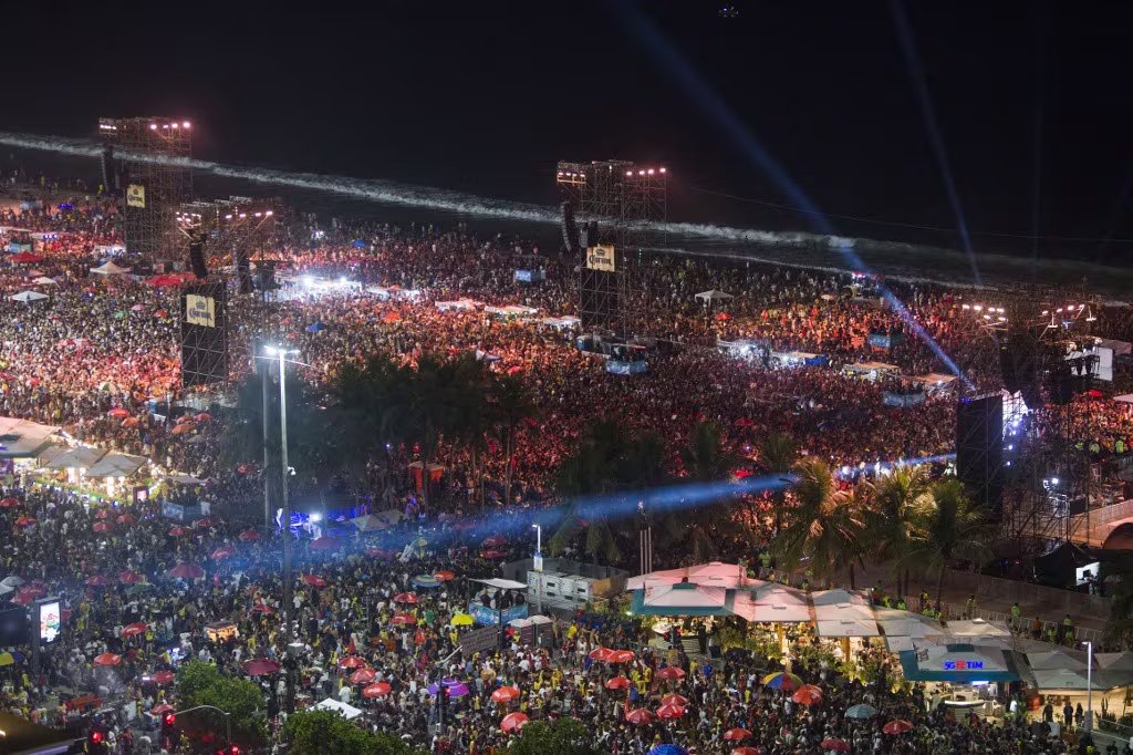 Los espectadores ya copan la playa de Copacabana, a menos de dos horas de que inicie el concierto de Shakira. - crédito Daniel Ramalho/AFP