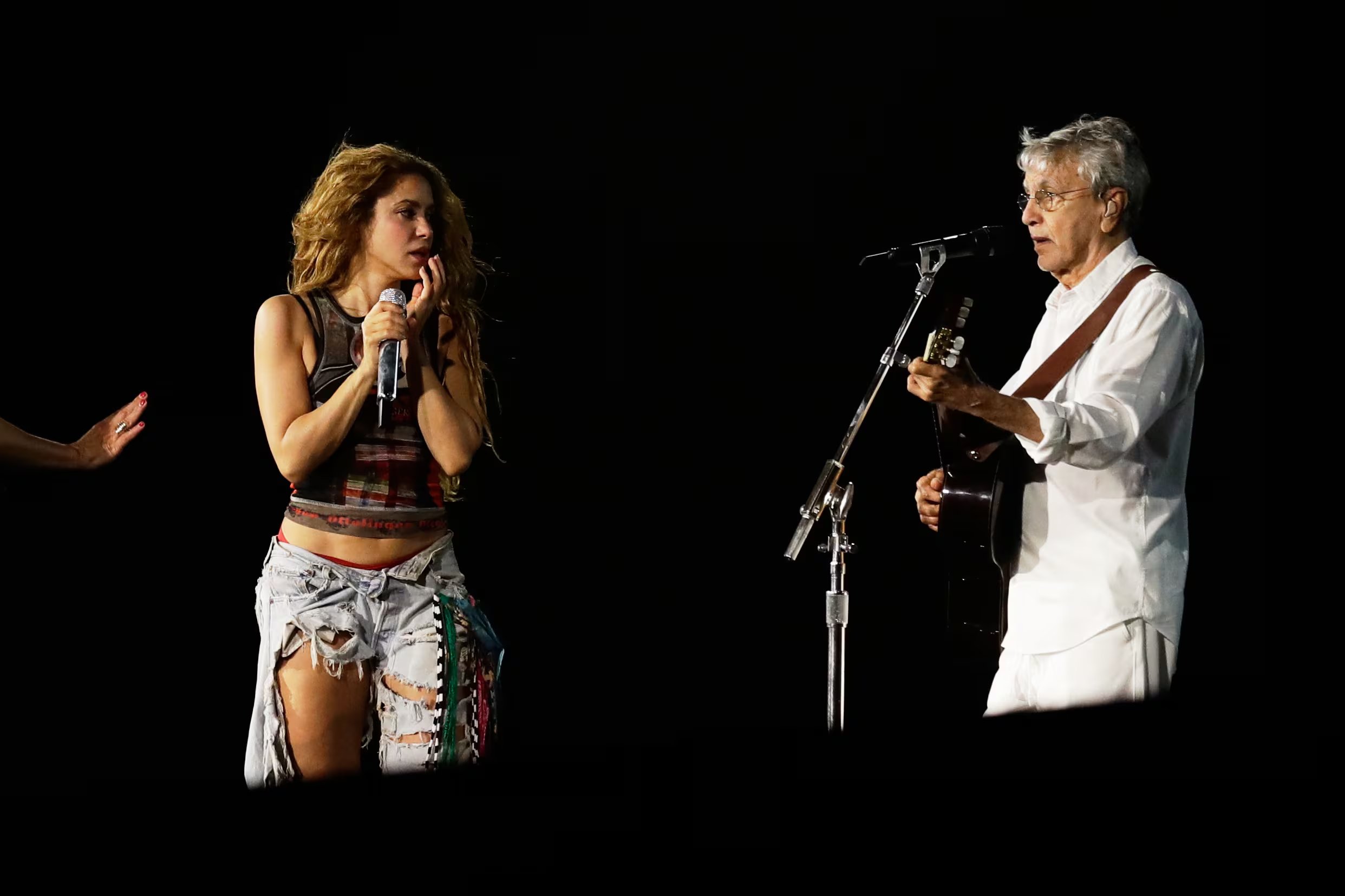 La cantante colombiana Shakira y el cantante brasileño Caetano Veloso participan en un ensayo un día antes del concierto gratuito de Shakira, en la playa de Copacabana, en Río de Janeiro, el viernes 1 de mayo de 2026. (Foto AP/Bruna Prado)