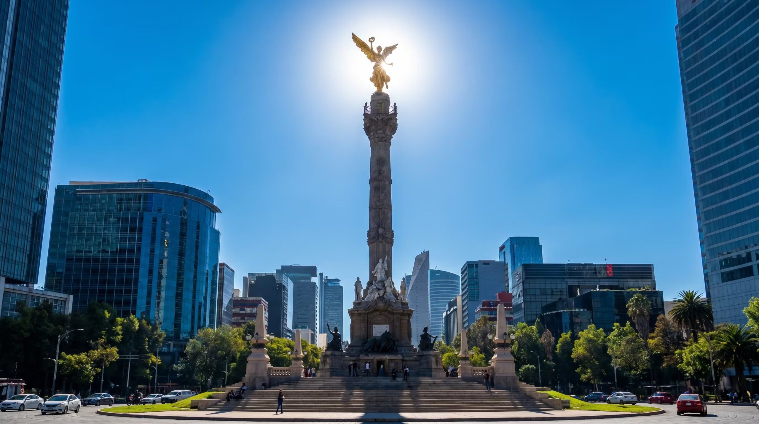 El icónico Ángel de la Independencia se alza majestuoso bajo un cielo azul y soleado en la vibrante Ciudad de México. (Imagen Ilustrativa Infobae)