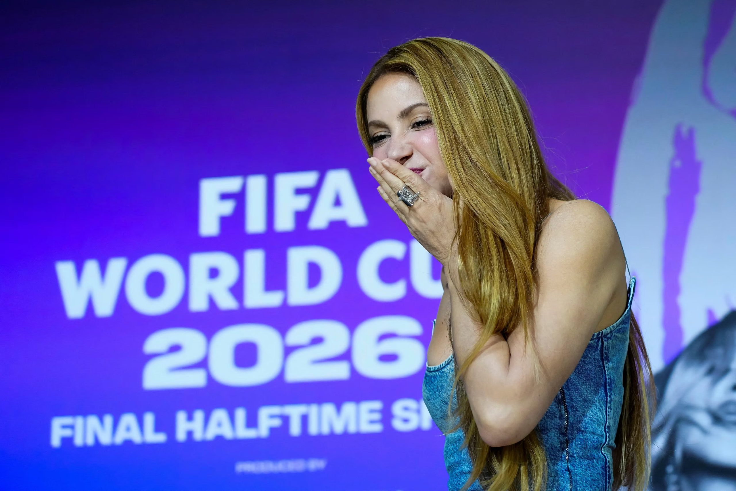 La artista colombiana anunció un concurso internacional para que niños tengan la oportunidad de bailar junto a ella en la final del Mundial 2026, reforzando el vínculo entre música, deporte y solidaridad - crédito REUTERS/Eduardo Munoz