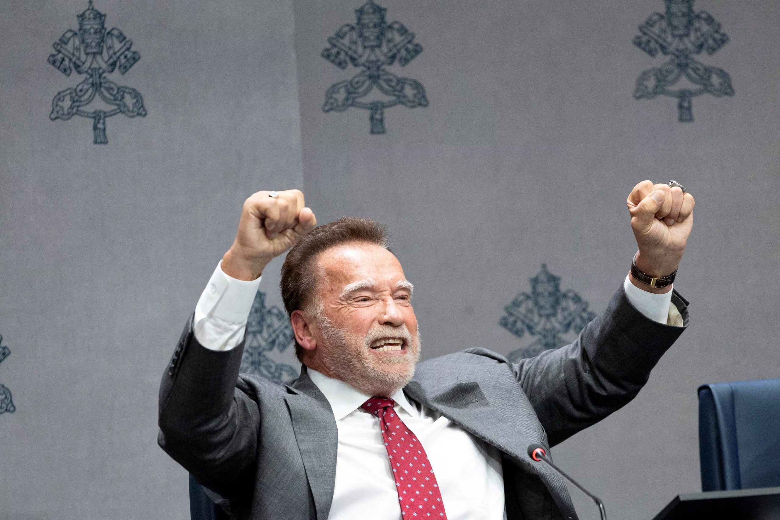 Según Arnold Schwarzenegger, el hábito de entrenamiento diario permite afrontar con éxito desafíos personales, recuperarse de cirugías y reducir el estrés (REUTERS/Remo Casilli)