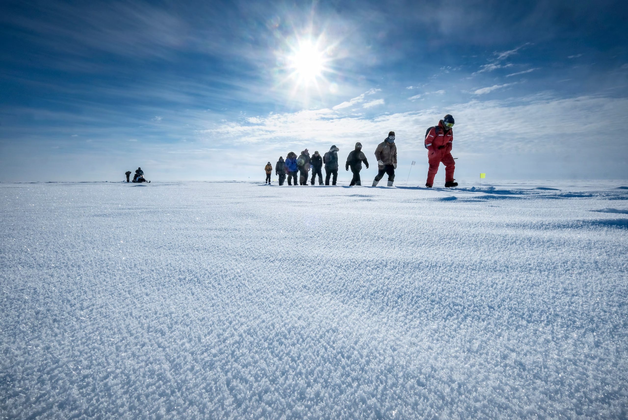 Investigadores cruzan una laguna en Utqiagvik, Alaska, el 9 de abril de 2019.(CRÉDITO: Washington Post foto por Bonnie Jo Mount)