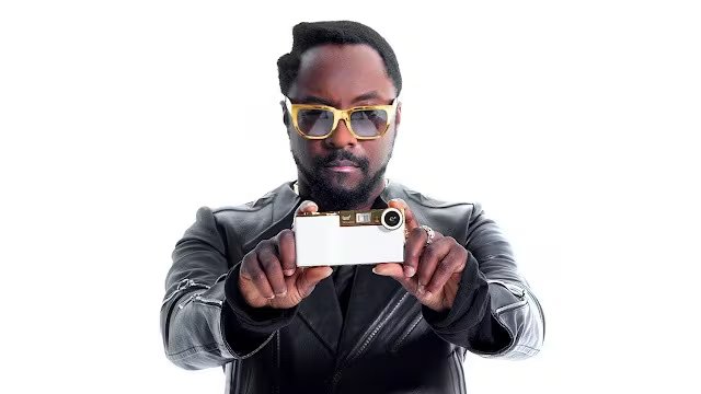 El acceso a educación de calidad y el entorno social influyen en la capacidad de innovación y superación, según Will.i.am (FranMagacine)