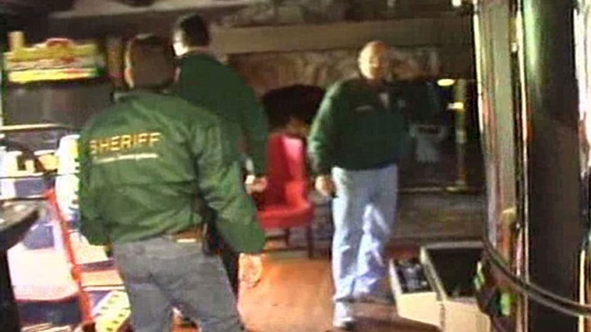 Se filmó una secuencia del allanamiento de Neverland Ranch en 1993, pero la escena fue eliminada tras descubrirse que violaba los términos del acuerdo extrajudicial entre Jackson y su primer acusador (Captura de video)