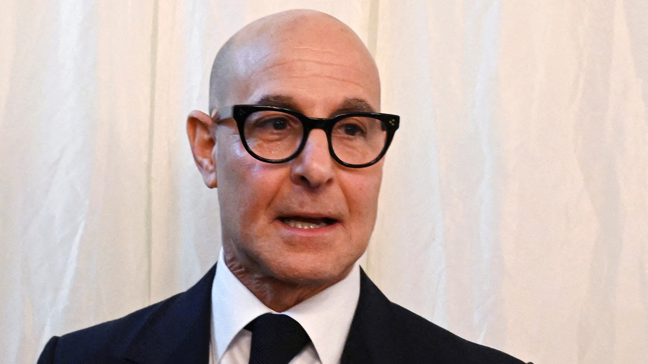 La similitud física y la presencia global de Stanley Tucci y Mark Strong alimentan los malentendidos en eventos públicos y medios (REUTERS)