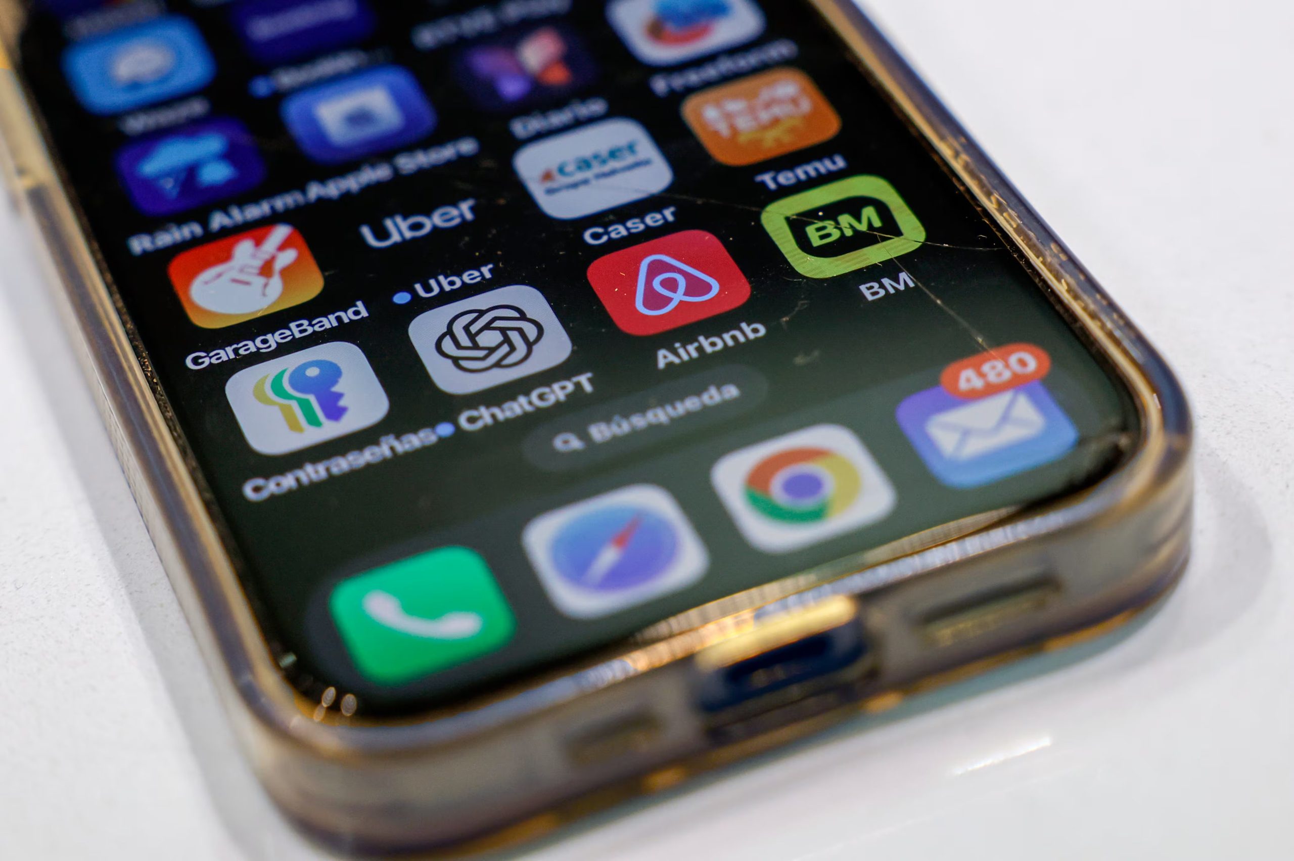 Existen aplicaciones que piden acceso a varias funciones del celular pueden ser peligrosas . EFE/ Mariscal
