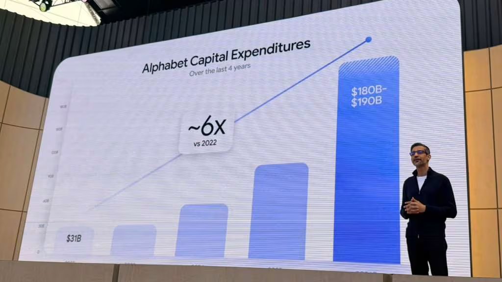 Sundar Pichai, CEO de Google, presenta en Google I/O '26 las proyecciones de gasto de capital de Alphabet, mostrando un aumento significativo hasta 180-190 mil millones de dólares.