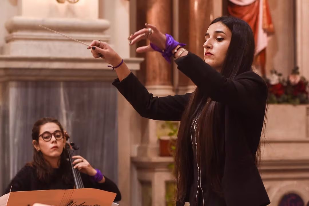 Tamara Meschller como directora orquestal en el Concierto del Ensamble de Mujeres y Disidencias en 2022 (Instagram/ Agustina Díaz)