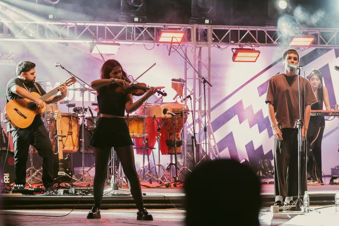 Milo J y Tamara Meschller en el cierre del Festival de Cosquín 2026. 