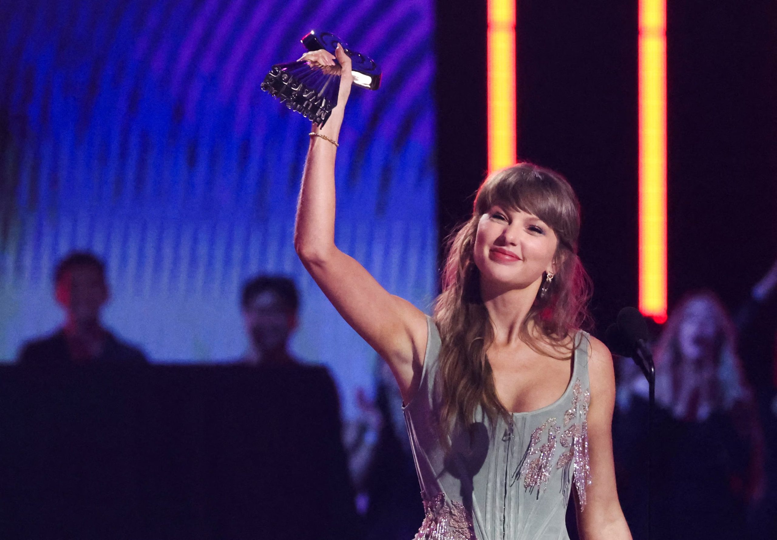 Taylor Swift reconoce el impacto del escrutinio público y la presión de la crítica en sus canciones, generando éxitos como Blank Space y Anti-Hero (REUTERS/Mario Anzuoni)
