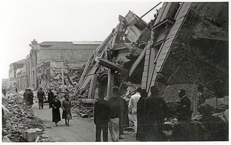 Aunque se calculan alrededor de 30 mil muertos por el sismo, solo se identificaron a poco más de 5 mil victimas. (Archivo Fotográfico y Digital de la Biblioteca Nacional de Chile). 