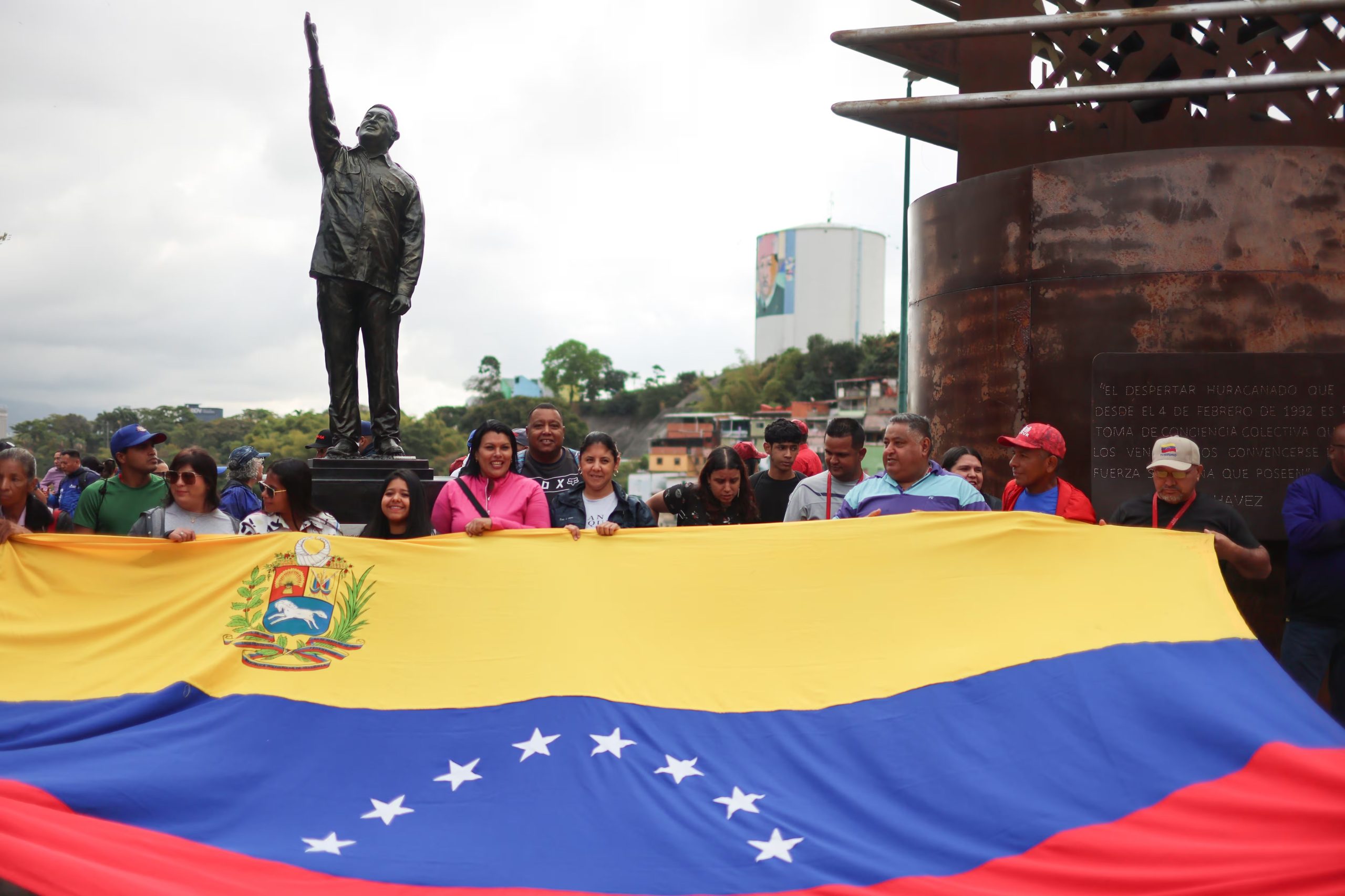 Fotografía de archivo que muestra a personas junto a la estatua del fallecido presidente de Venezuela Hugo Chávez, en Caracas (Venezuela). EFE/ Miguel Gutiérrez
