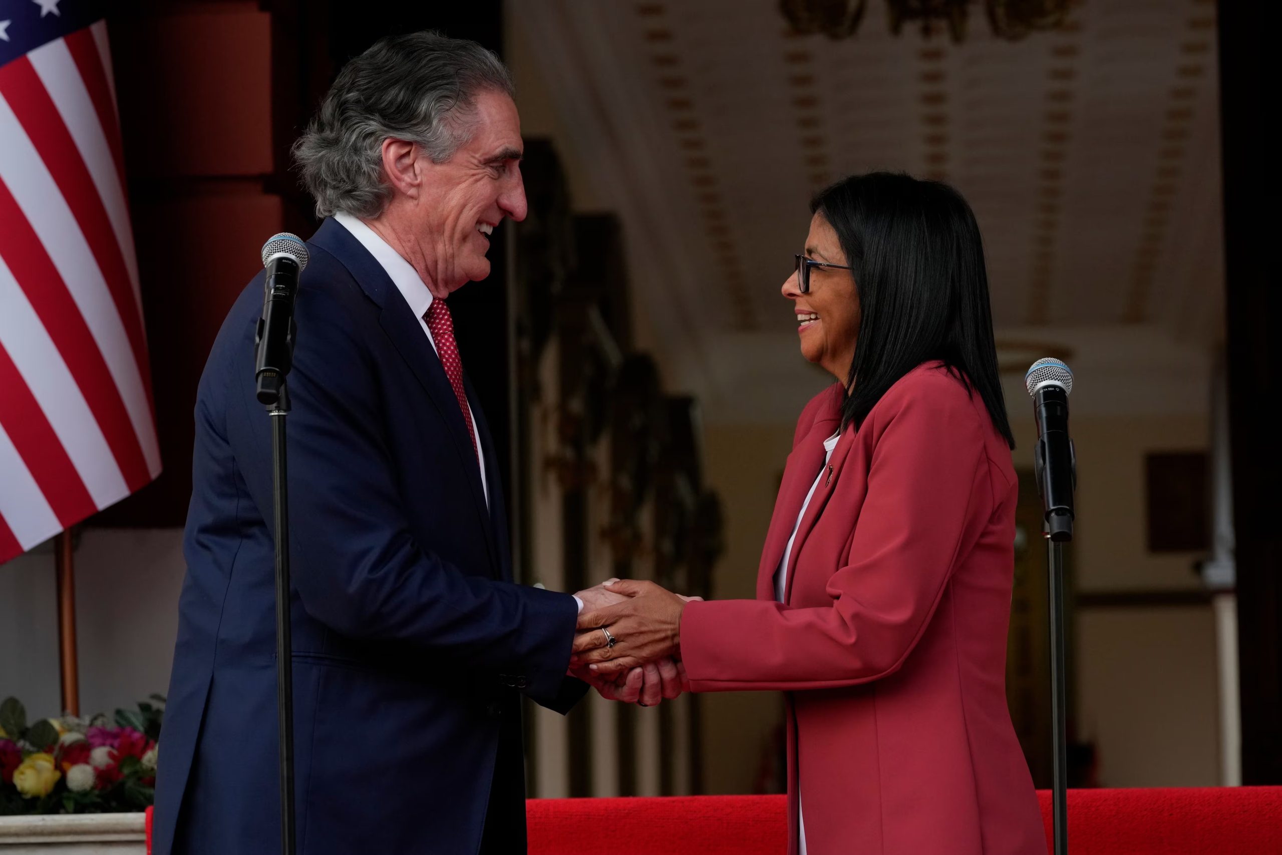 La presidenta interina de Venezuela, Delcy Rodríguez y el secretario del Interior de Estados Unidos, Doug Burgum, se estrechan la mano durante una reunión en el palacio presidencial de Miraflores, el miércoles 4 de marzo de 2026, en Caracas. (AP Foto/Ariana Cubillos)