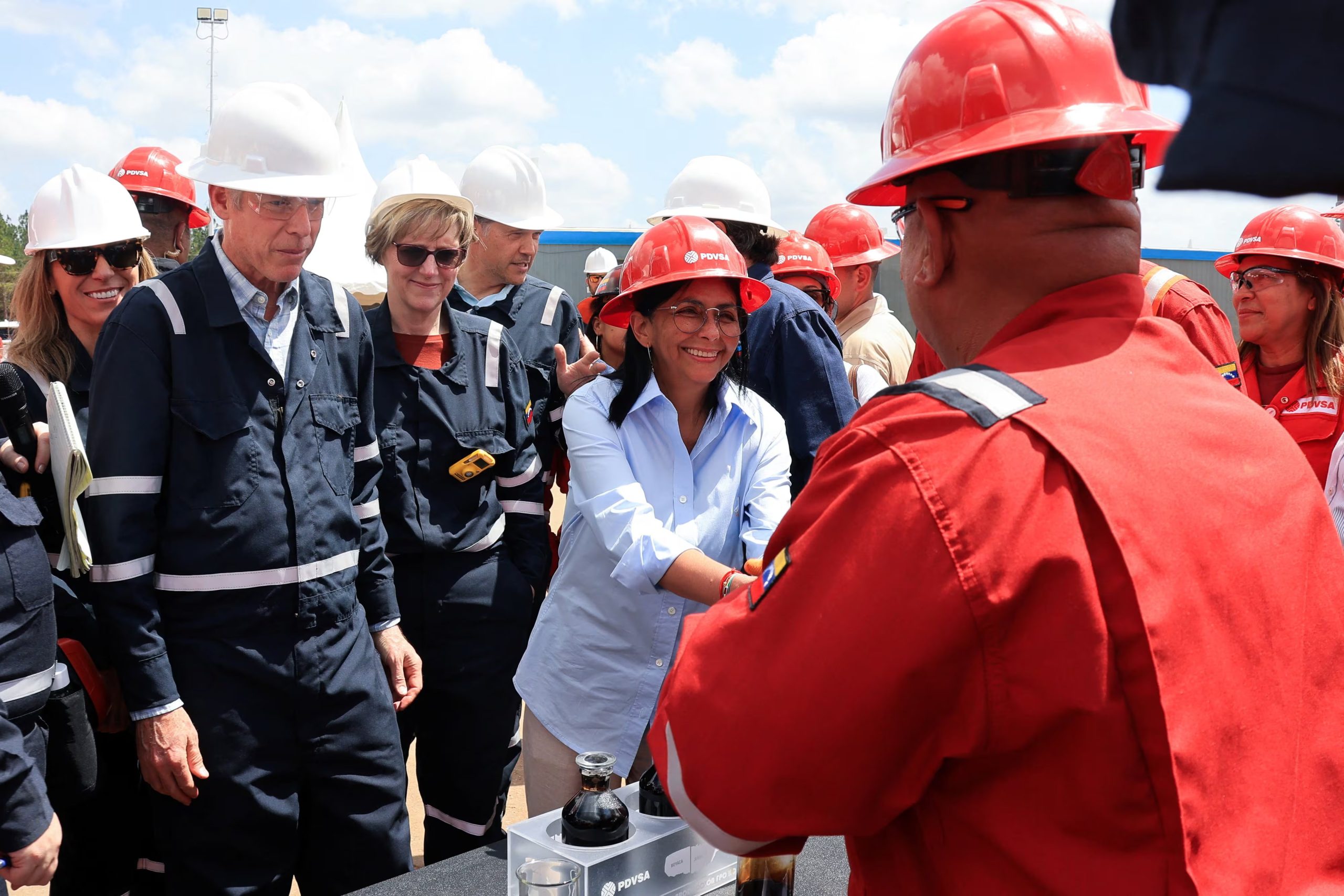 La presidenta encargada de Venezuela, Delcy Rodríguez, el secretario de Energía de Estados Unidos, Chris Wright, y la encargada de negocios estadounidense para Venezuela, Laura Dogu, visitan las instalaciones de producción petrolera de la empresa conjunta entre Chevron y la estatal PDVSA en la Faja Petrolífera del Orinoco, tras un acuerdo para impulsar la cooperación energética a largo plazo tras el reciente alivio de las sanciones y las reformas legales que abrieron el sector petrolero venezolano a una mayor inversión extranjera. En Maturín, estado de Monagas, Venezuela, el 12 de febrero de 2026. Palacio de Miraflores./Distribuida vía REUTERS