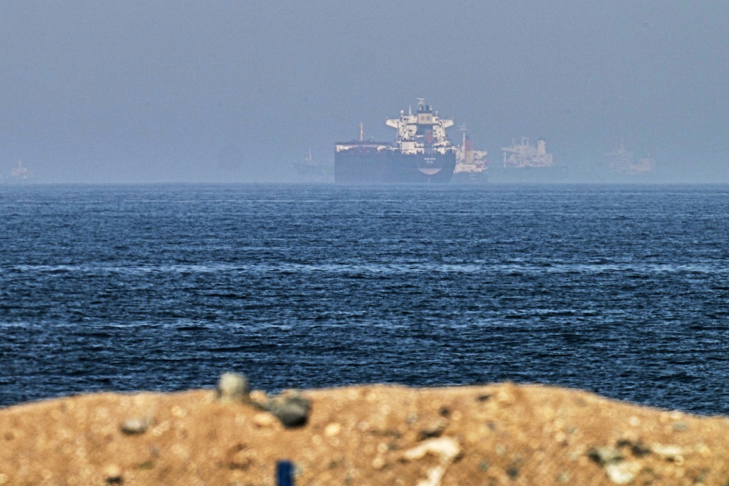 Buques de carga cerca del Estrecho de Ormuz, vistos desde Khor Fakkan, Emiratos Árabes Unidos, el 1 de mayo del 2026 (AP foto/Fatima Shbair)