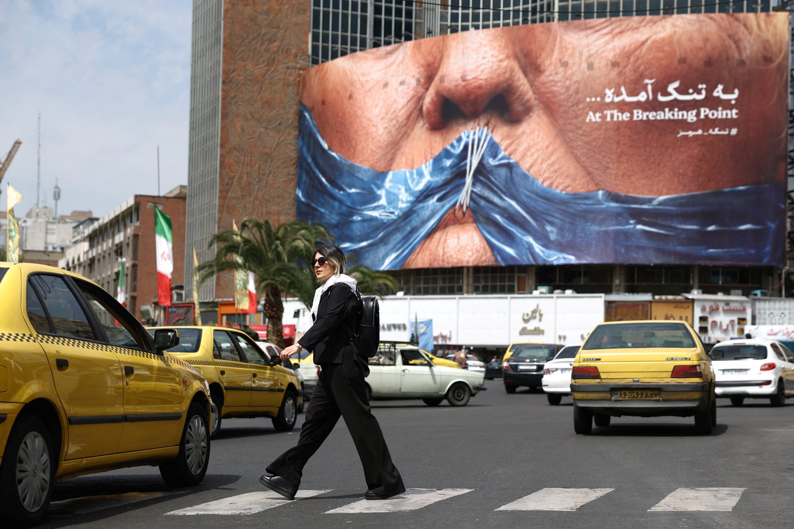Una mujer pasa junto a una valla publicitaria contra EEUU que representa al presidente estadounidense Donald Trump y el estrecho de Ormuz, en Teherán, Irán. 2 mayo 2026
Majid Asgaripour/WANA vía Reuters