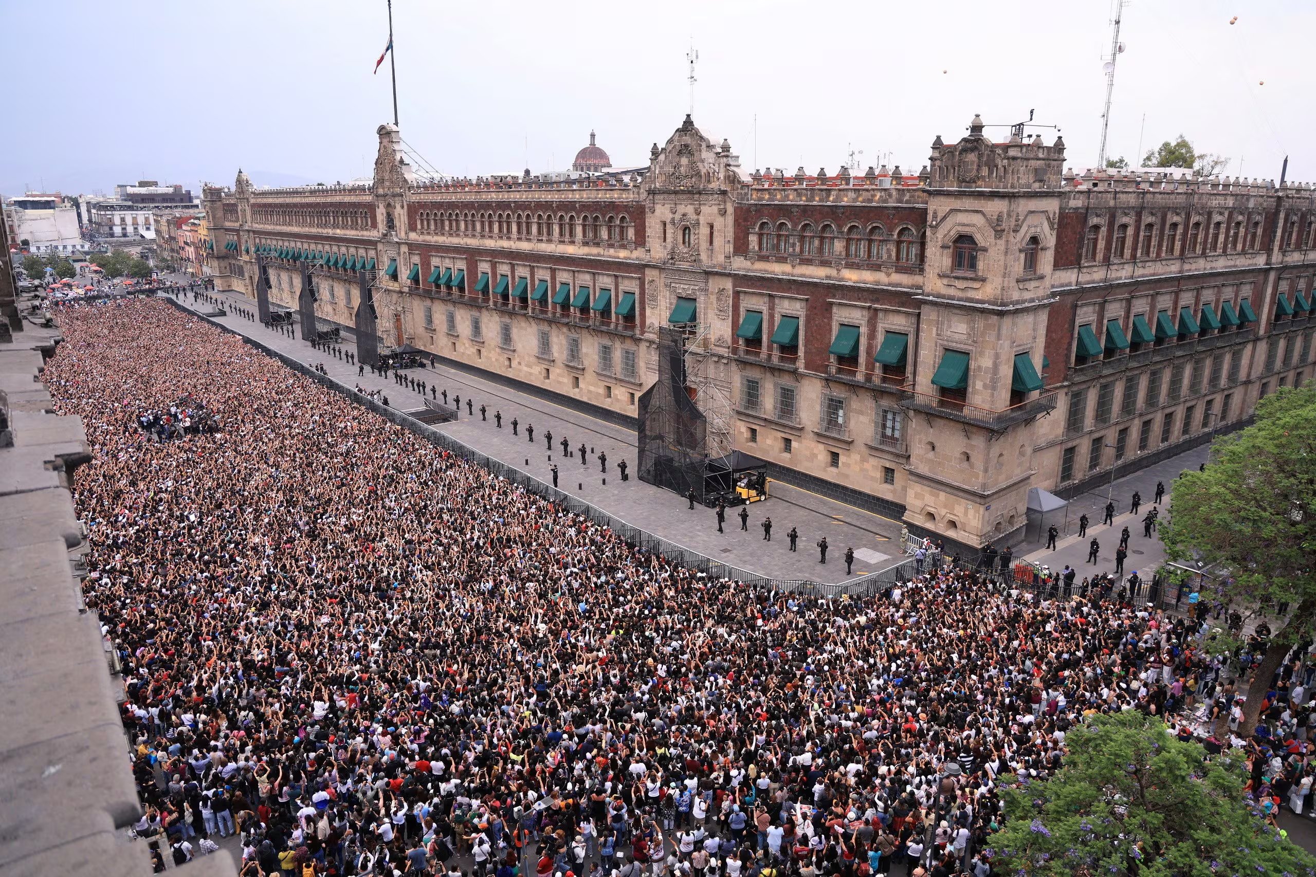 Vista del Zócalo, donde 50 mil fans se congregaron para ver a BTS. Mexico City Government-Press Office/Handout via REUTERS THIS IMAGE HAS BEEN SUPPLIED BY A THIRD PARTY. MANDATORY CREDIT. NO RESALES. NO ARCHIVES