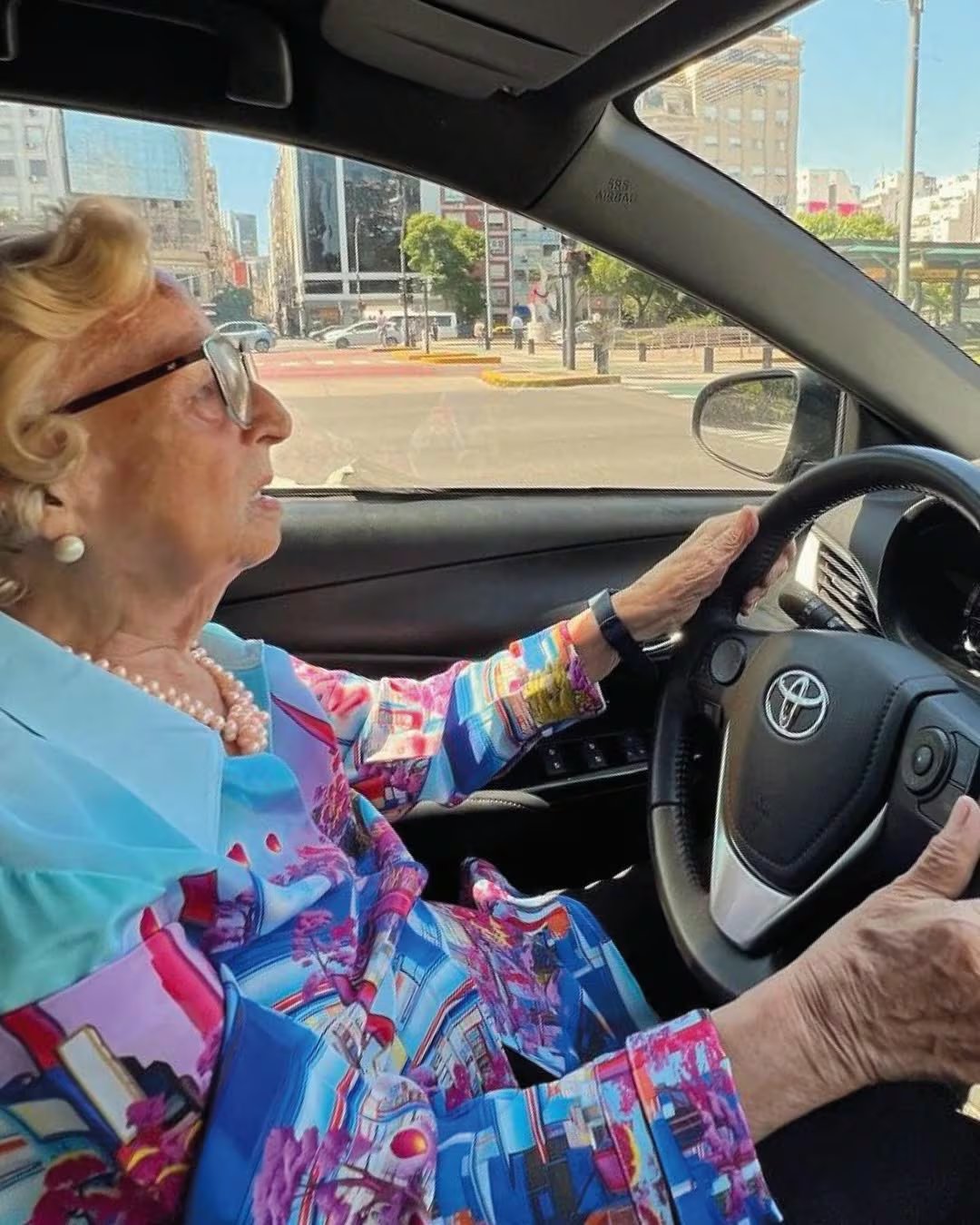 La empresaria destaca la importancia de la independencia femenina y el manejo del auto como símbolo de libertad para la mujer argentina