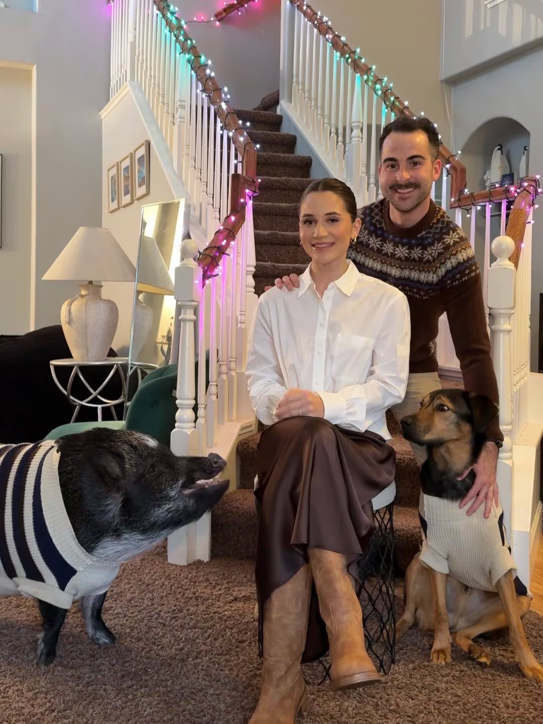 Merlin, el cerdo con actitud, conectó sentimentalmente a su dueña con su actual prometido a través de videos virales en redes sociales (Instagram/@merlinthepig)