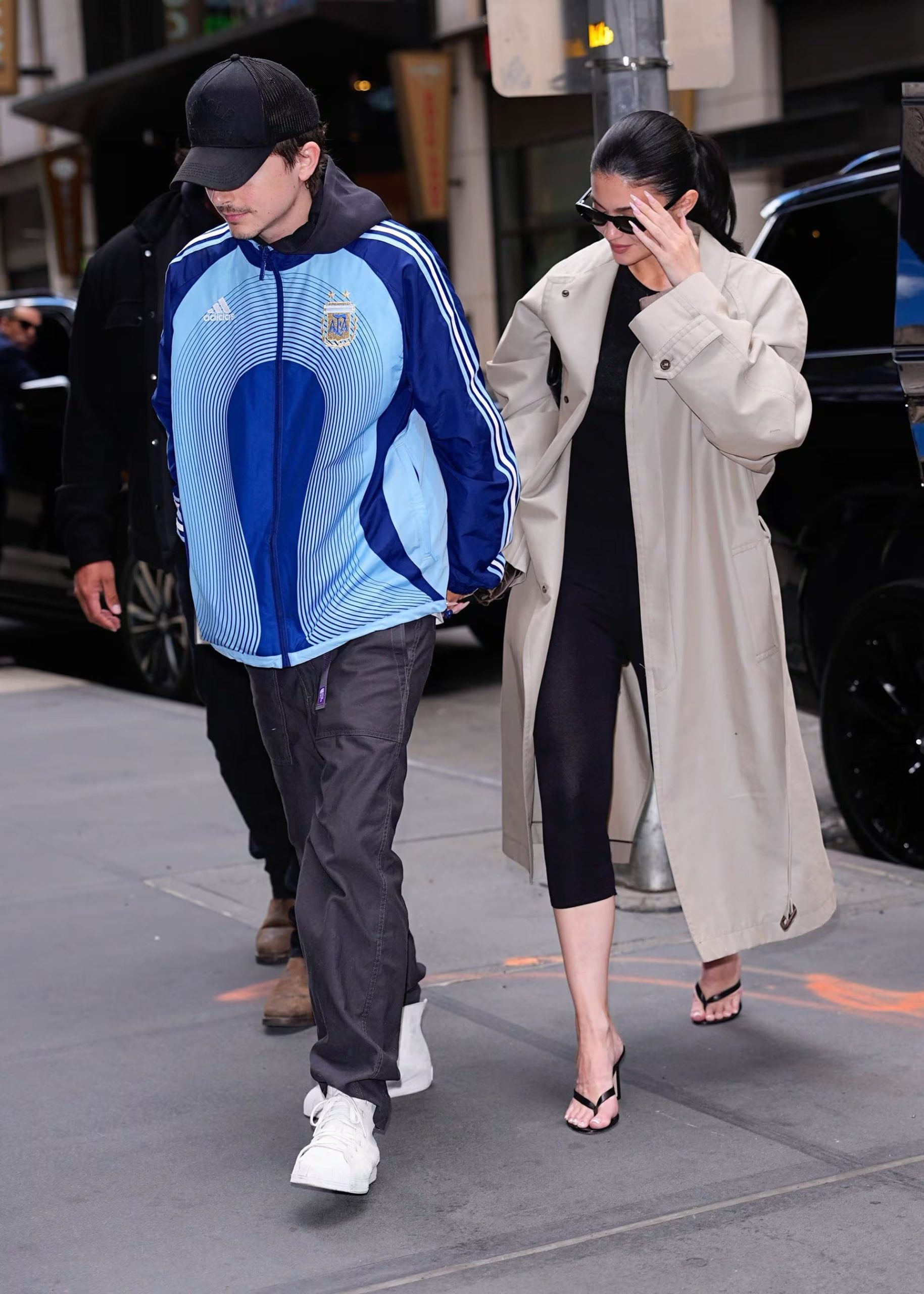 Chalamet y su novia Kylie Jenner, poco antes de ingresar al teatro en Broadway (Grosby)

