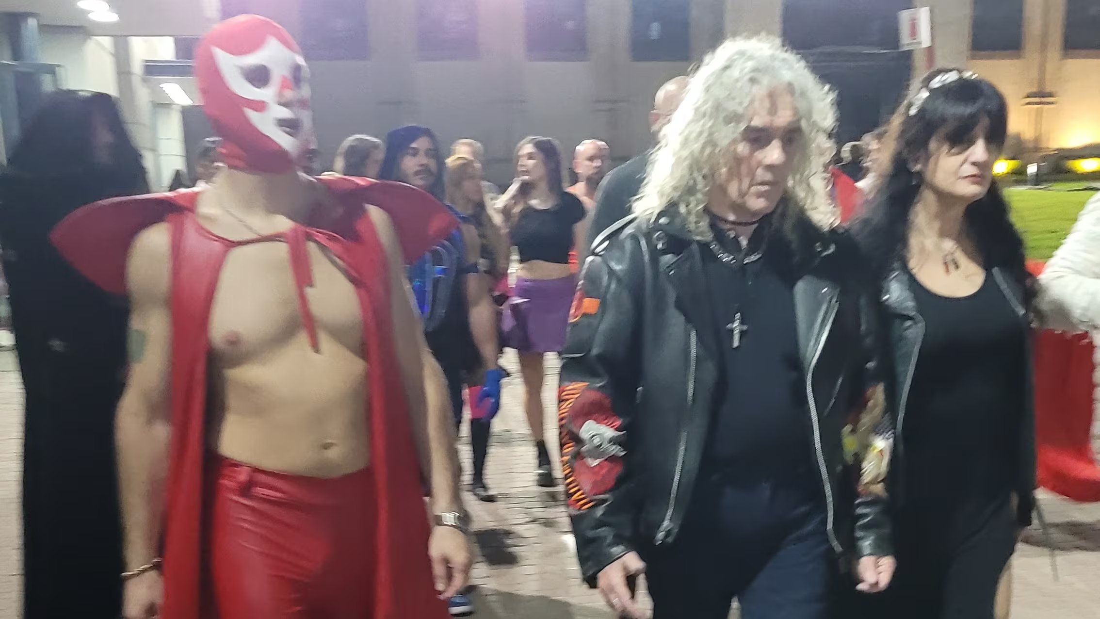 El Caballero Rpojo, junto con Billy Jim y Paulina Karadagian, irrumpieron en la Feria del Libro para anunciar sus próximos espectáculos, generando gran expectación entre los asistentes.