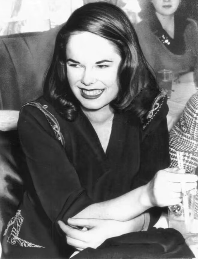 Oona O’Neill se casó con Charlie Chaplin en 1943, cuando ella tenía 18 años y él 54, un matrimonio que duró hasta la muerte de él