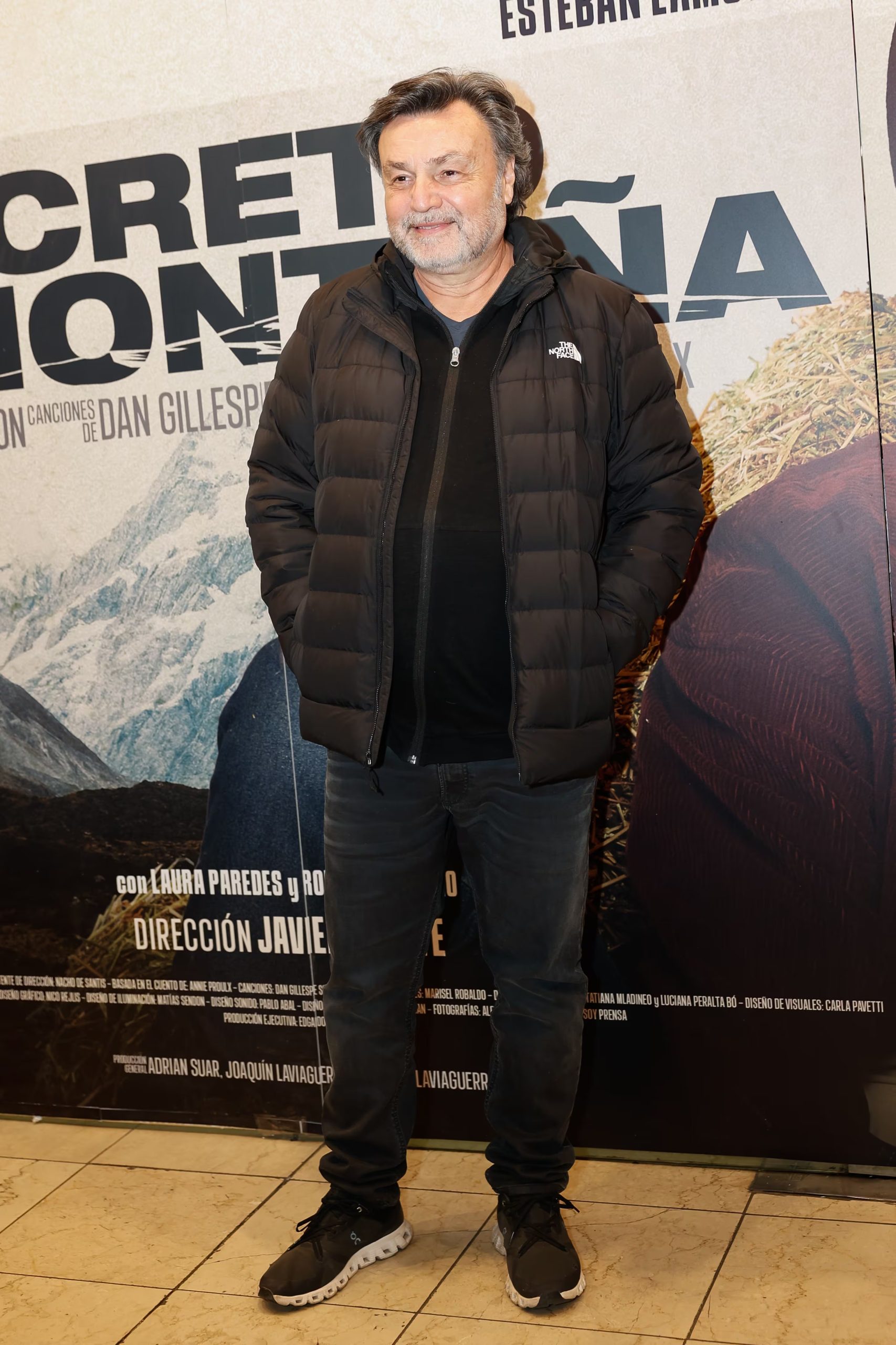 Con un look relajado, Marcos Carnevale dijo presente en el teatro