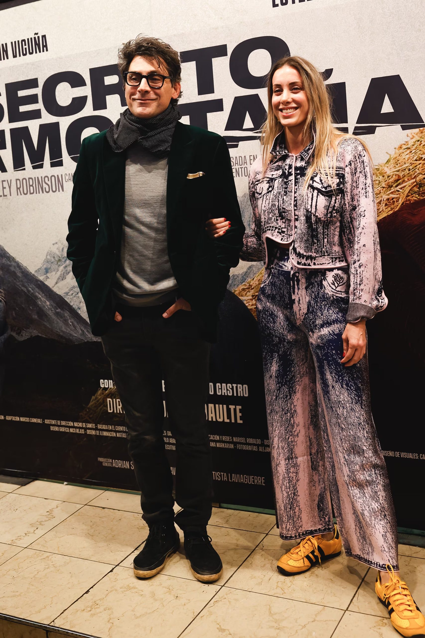 Anita Espasandín, pareja de Benjamín Vicuña, se animó a un conjunto denim y zapatillas amarillas