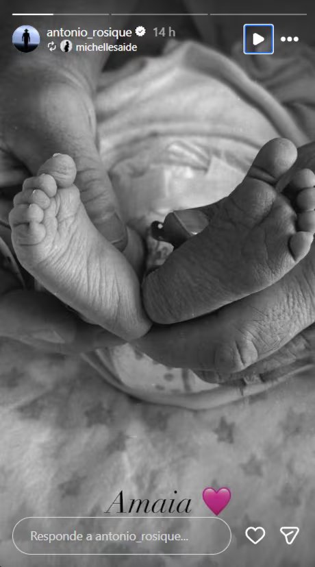 En una tierna imagen en blanco y negro, las manos de Antonio Rosique y Michelle Saide sostienen los pequeños pies de su recién nacida hija, Amaia, cuyo nacimiento fue anunciado públicamente. (Antonio Rosique: Instagram)