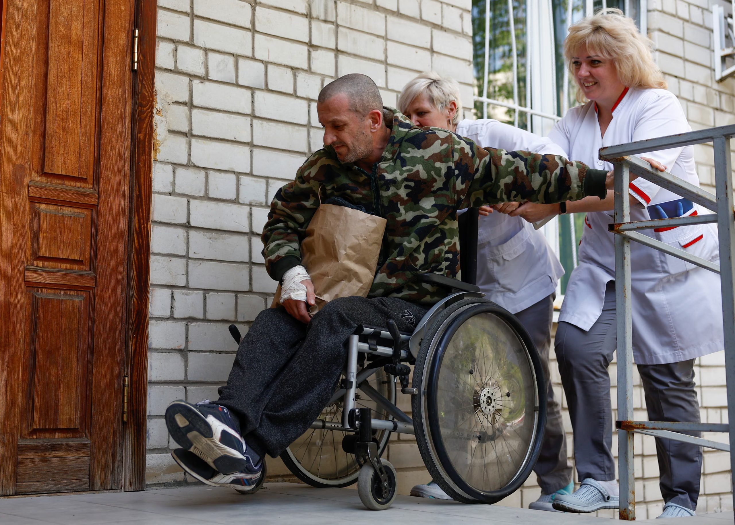 Personal médico asiste a un prisionero de guerra ucraniano a su regreso tras un intercambio de rehenes (REUTERS/Valentyn Ogirenko/Archivo)