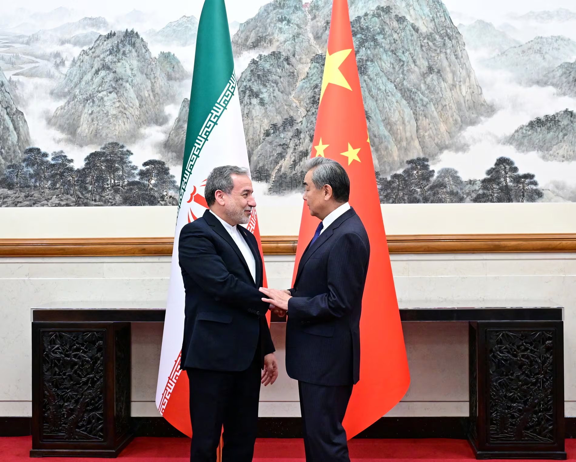 China reiteró el respaldo al derecho de Irán a usar energía nuclear con fines pacíficos y pidió seguridad en la navegación marítima. (MINISTERIO DE ASUNTOS EXTERIORES DE CHINA/REUTERS)