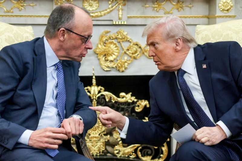 FOTO DE ARCHIVO. El presidente Donald Trump y el canciller alemán Friedrich Merz se reúnen en el Despacho Oval de la Casa Blanca en Washington, D.C., EEUU, el 3 de marzo de 2026. REUTERS/Jonathan Ernst