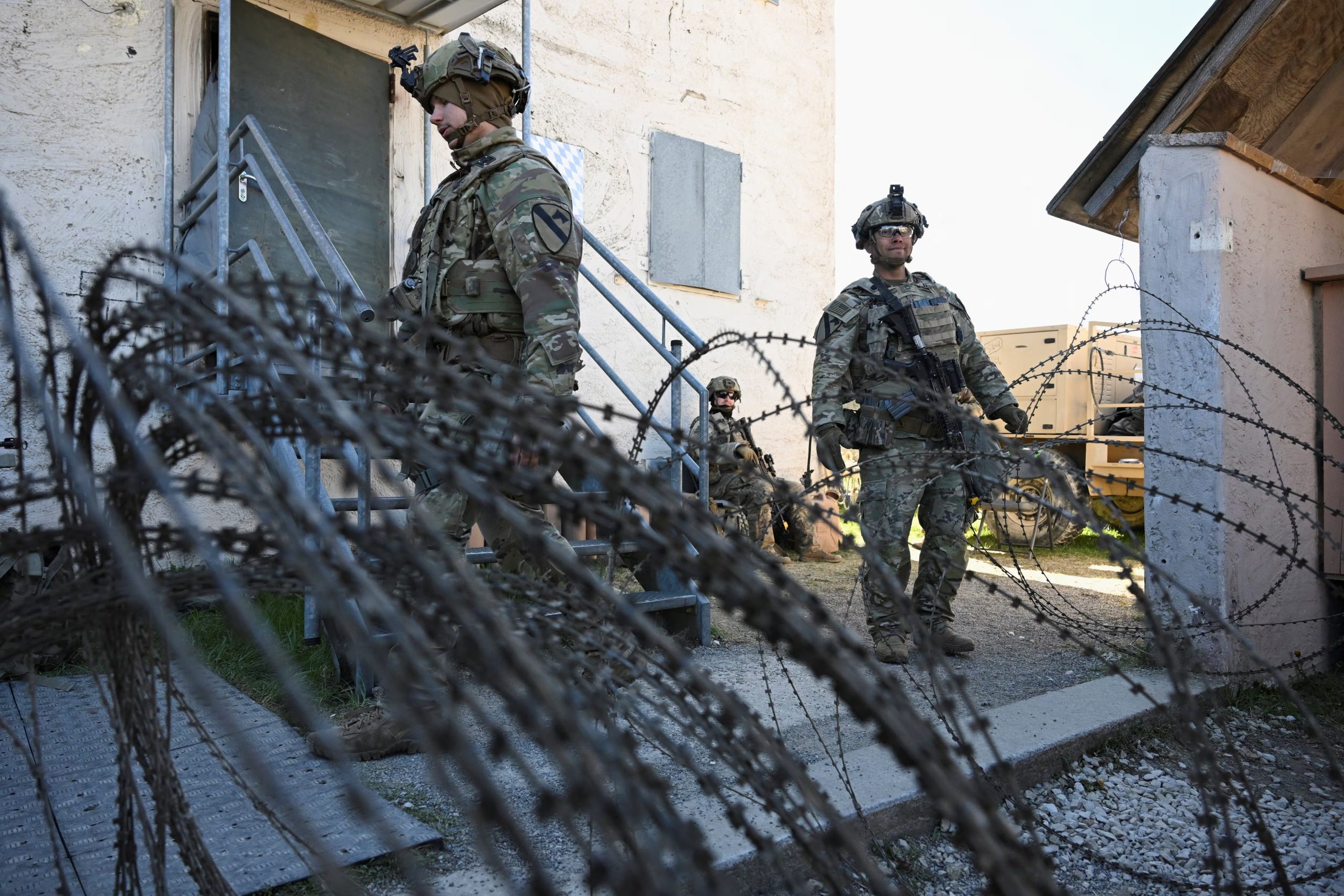 Soldados permanecen junto a una alambrada de púas durante una jornada de prensa en el marco del ejercicio Combined Resolve del Ejército de EE. UU., en las instalaciones de entrenamiento del Ejército estadounidense en Hohenfels, Alemania, el 30 de abril de 2026. REUTERS/Angelika Warmuth